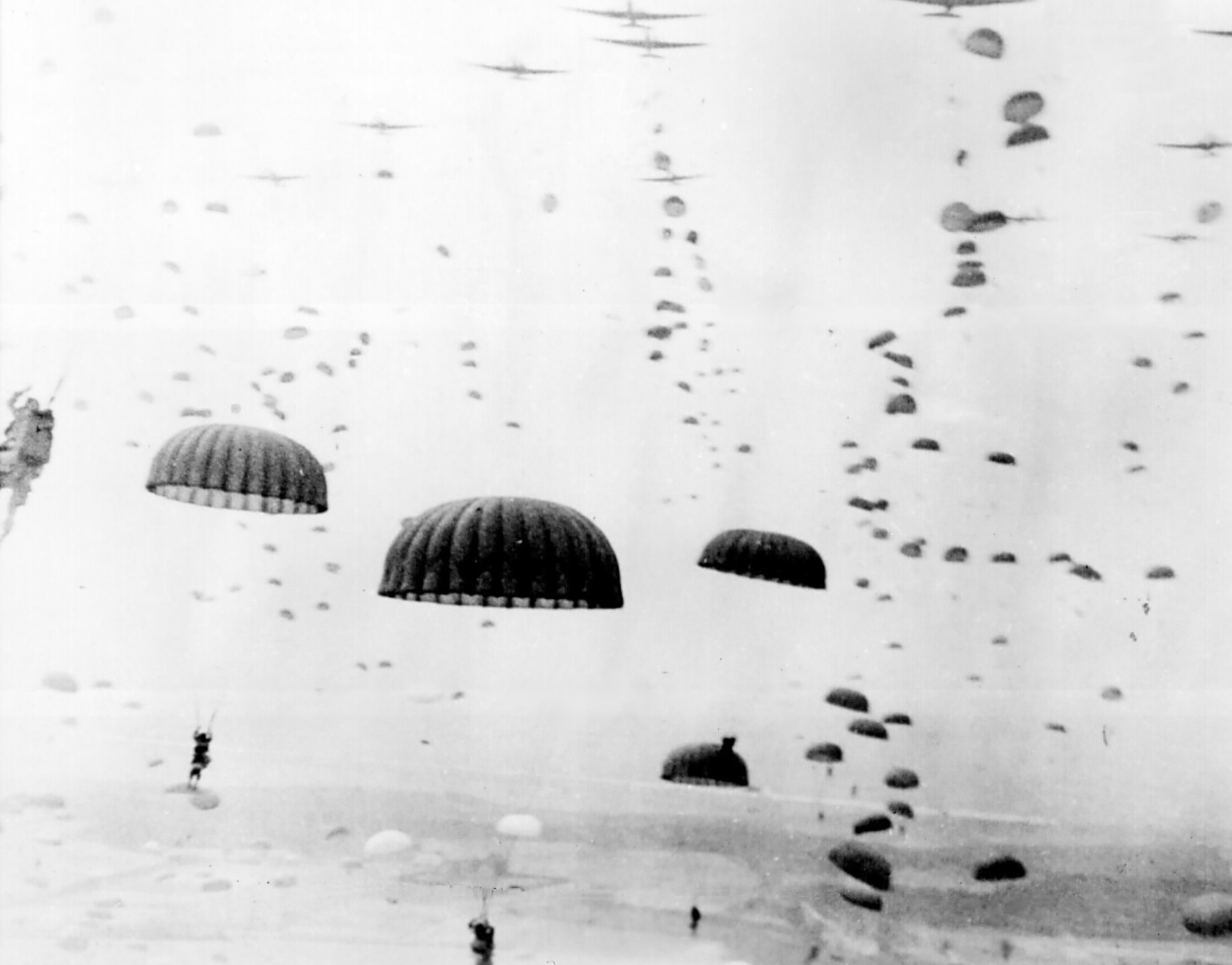  Paratroopers landing during Operation Market Garden by the first allied airborne army in the Netherlands 